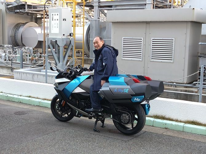 水素エンジンを搭載したバイクにまたがる自民党の菅義偉前首相