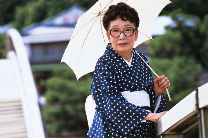 作家、実業家、デザイナーとして 98歳まで生涯現役を貫いた宇野千代