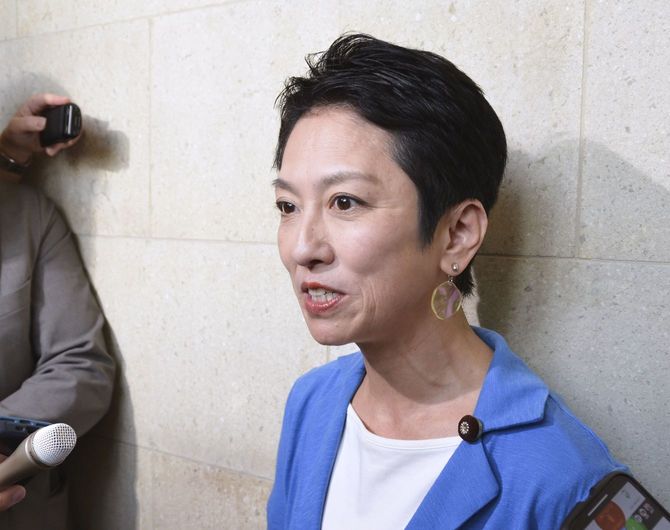 取材に応じる蓮舫氏