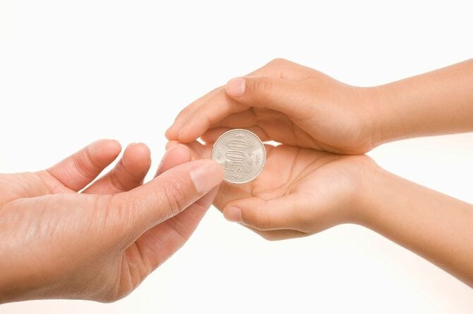 子どもに500円を渡す手
