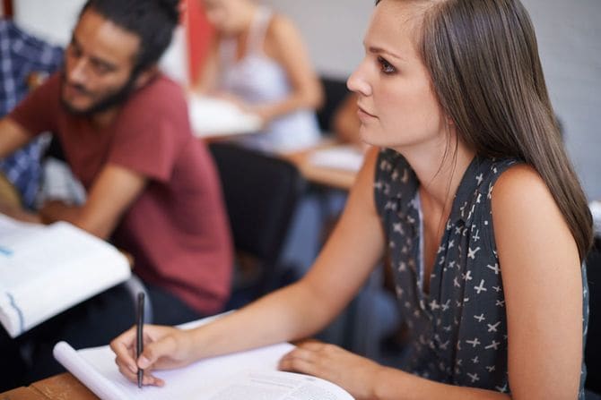 真剣に授業を聞き、ノートをとっている学生