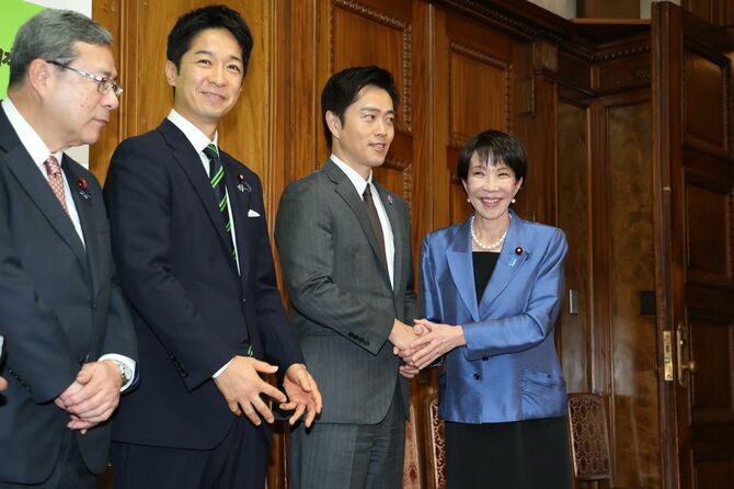 衆参両院の首相指名選挙で第104代首相に選出され、あいさつ回りで日本維新の会の吉村洋文代表（右から2人目）と握手する自民党の高市早苗総裁（右端）＝2025年10月21日午後、国会内