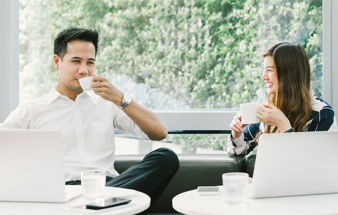 カフェでコミュニケーションをとる男女