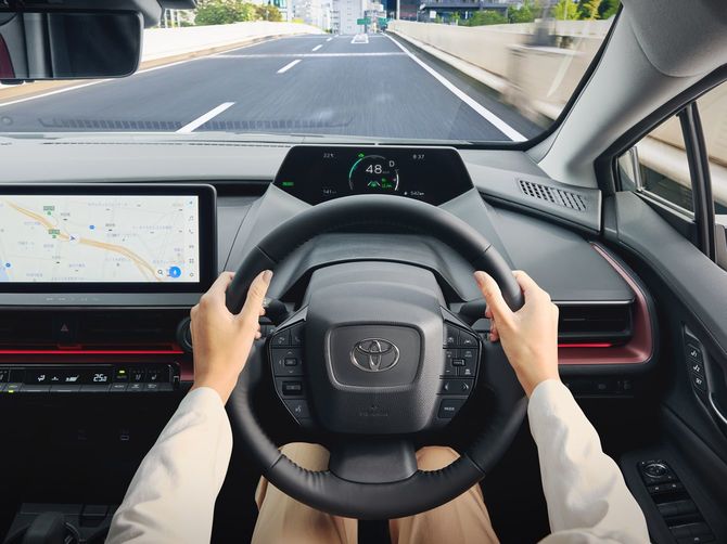 コクピットは安全確認がしやすいデザインだが……