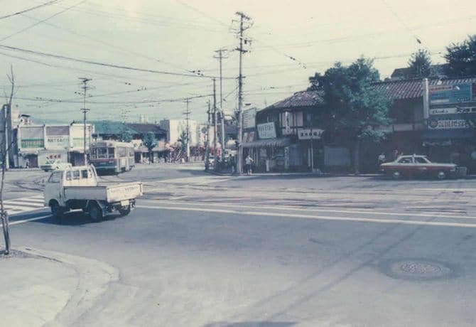 北大路通、市電が走っていた時代、最初の店舗（右端、旧本店）