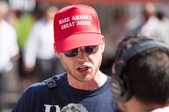 トランプの帽子を着用した男