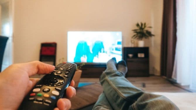 寝っ転がりながらテレビをザッピング