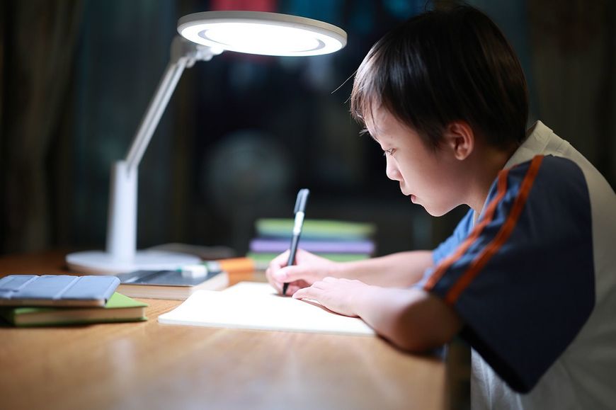 勉強をする子供