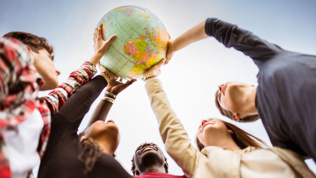 世界中の人とつながるためには｢何人の友達｣が必要か…｢今すぐスマホで答えが出せる｣数学の問題 ①600人､②60人､③6人