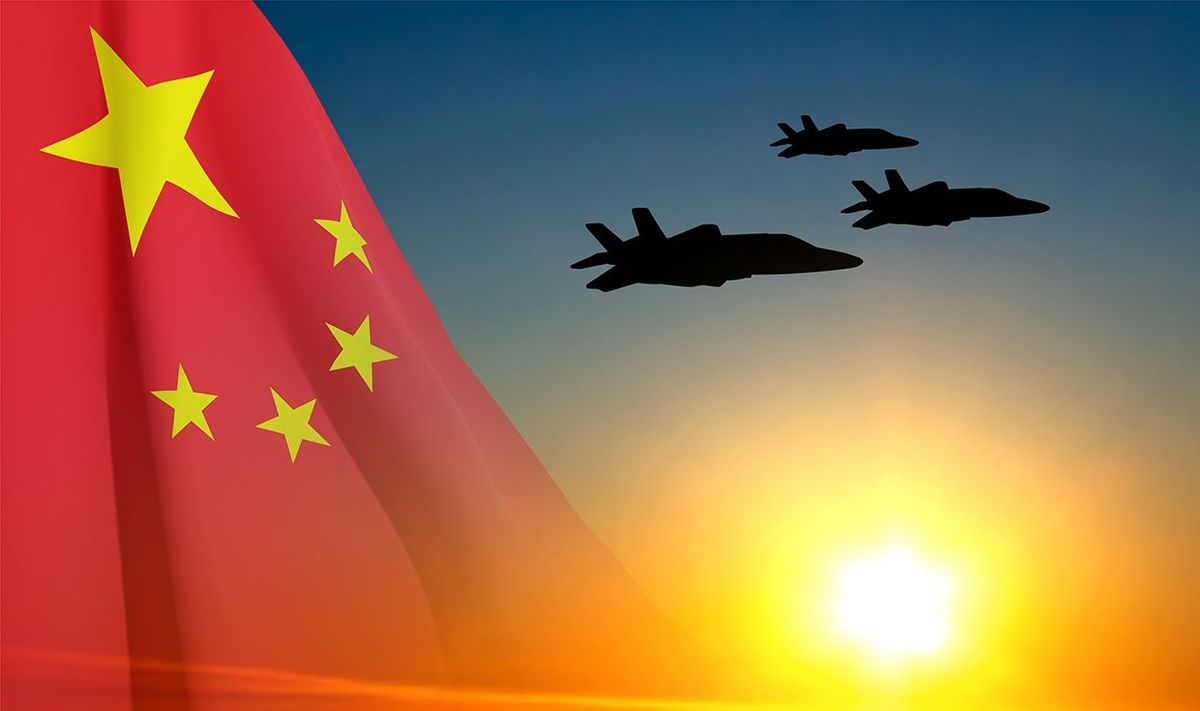 中国国旗と軍用機のシルエット