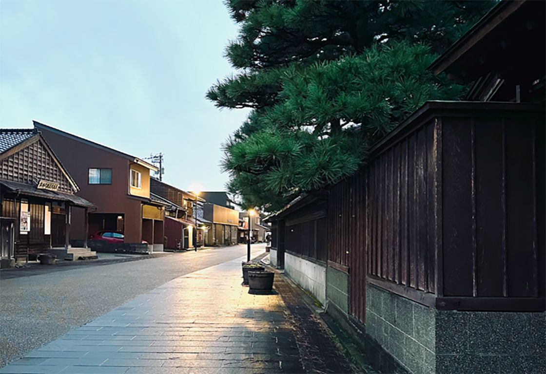 夕暮れの東岩瀬を歩く。この界隈だけで6軒のミシュラン掲載店を有するが、町の静けさはそんな華やぎも包み隠しているようだ。