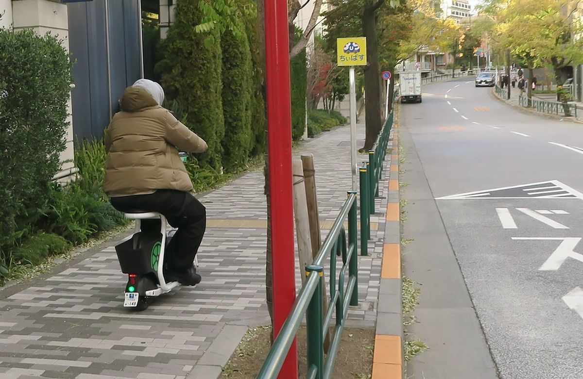 歩道を走行する外国人