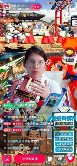 海賊版のファミリーコンピュータをライブコマースで販売する女性