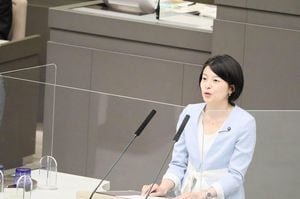 議会で答弁する森澤さん。