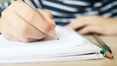 ウェブカメラを設置して勤務先で学習を見守る…夏休みに｢自ら机に向かって勉強する子｣になる4つの裏技