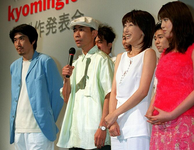 インターネットドラマ「肉まん」「SHADOW」の制作発表。左からとんねるず、高島礼子、後藤理沙＝2000年7月、東京・新宿のホテル