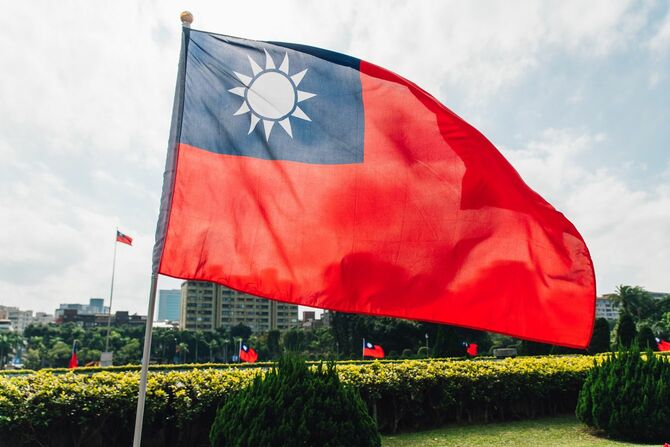 台湾・台北の国立孫文記念館付近で風になびく台湾国旗