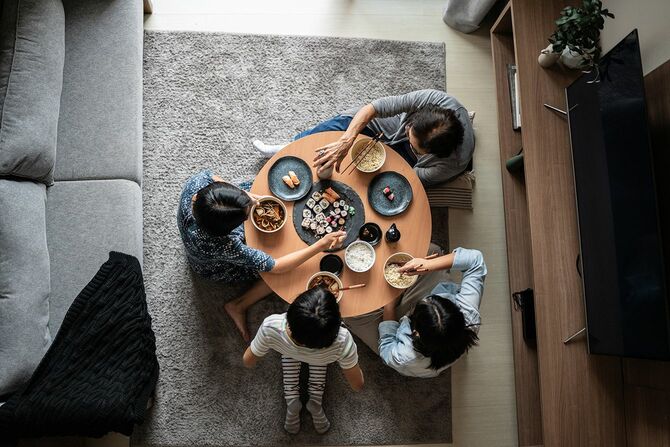 自宅で日本食を食べる家族の高角視界