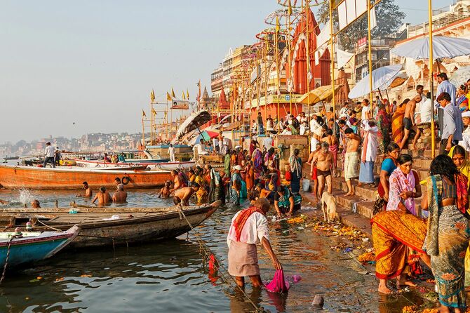 バラナシの聖なるガンジス川で入浴する儀式。