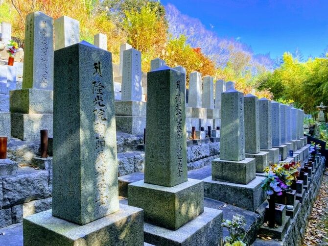 太平洋戦争で亡くなった日本人兵士の軍人墓地（香川県）。墓碑をみると多くが終戦間際に亡くなっていることがわかる