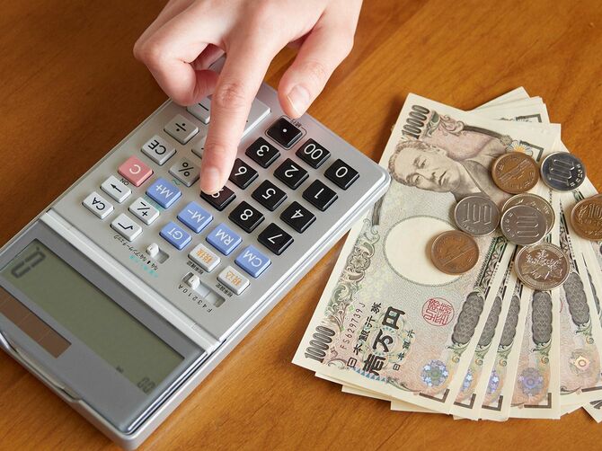 お金を計算する日本人女性