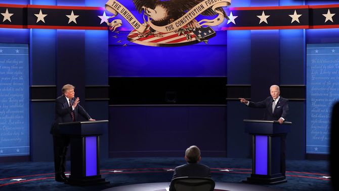 2020年9月29日、米国オハイオ州で行われた2020年第1回大統領選挙討論会に参加するドナルド・トランプ米大統領（左）と民主党大統領候補のジョー・バイデン（右）、司会者のクリス・ウォレス（中央）