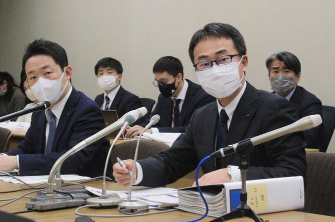 決算発表記者会見に臨む東京電力ホールディングスの山口裕之副社長(右)=2023年2月1日日午後、東京都千代田区