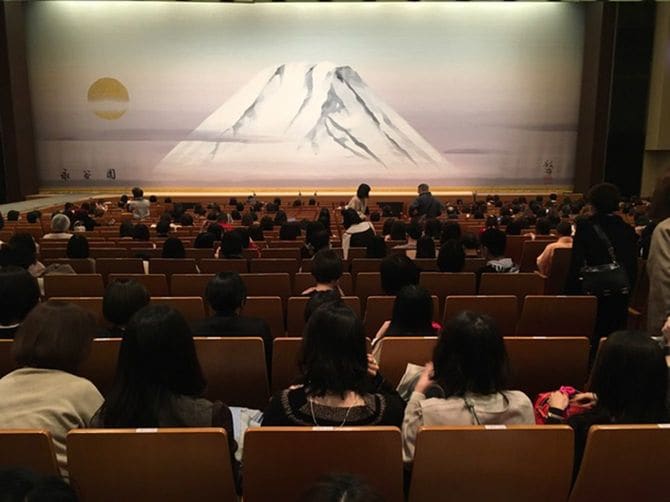 若い女性で賑わう新橋演舞場SANEMOI公演＝2023年1月9日