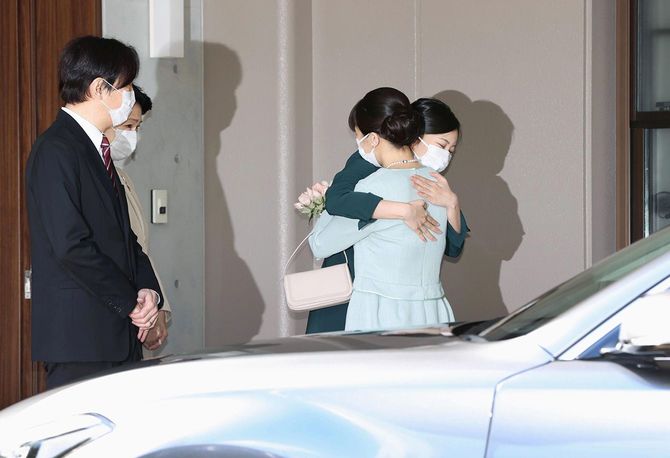 秋篠宮ご夫妻に見守られ、佳子さまと抱き合う小室眞子さん=2021年10月26日、東京・元赤坂の宮邸