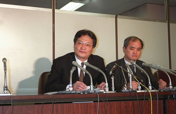 2000年7月25日、オウム真理教の端本悟被告の死刑判決後に記者会見する坂本堤弁護士元同僚の岡田尚弁護士（左）と武井共夫弁護士（東京・霞が関の司法クラブ）