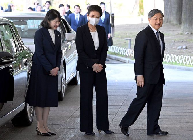 福島県庁に到着された天皇、皇后両陛下と長女愛子さま＝2026年4月6日、福島市［代表撮影］