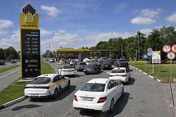 モスクワ中心部のロシア石油最大手ロスネフチの給油所で、ガソリン購入を待つ車列=2026年6月30日(共同)