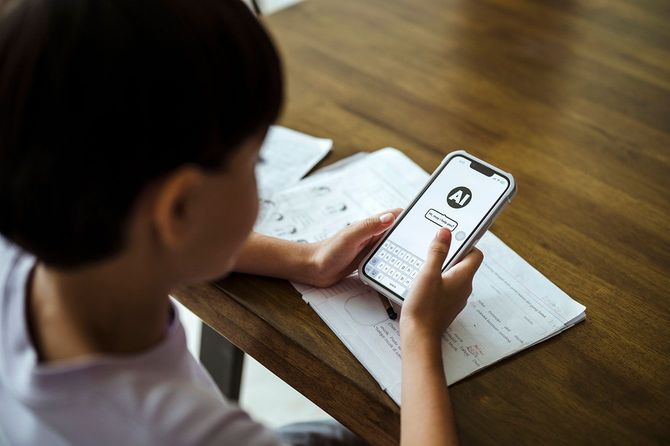 AIを使って勉強をする子供