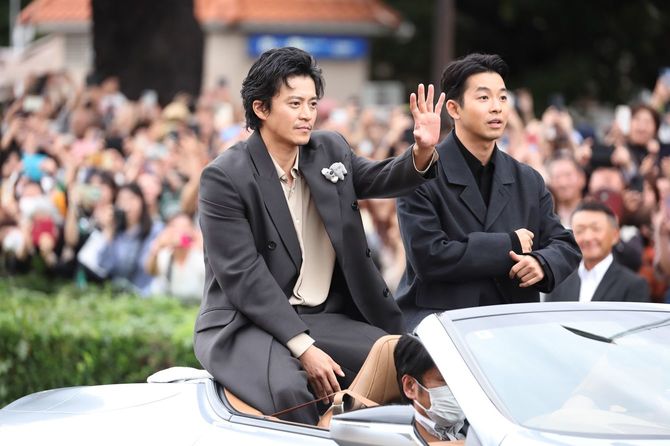 名古屋まつりでのNHK大河ドラマ「豊臣兄弟！」織田信長役・小栗旬（左）と豊臣秀長役・仲野太賀。2025年10月19日、名古屋市