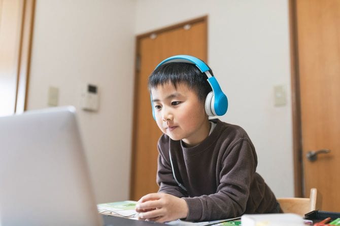 自宅でオンライン授業を受ける少年