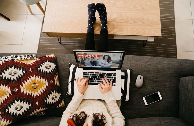 学校のレッスンを見ている女子学生