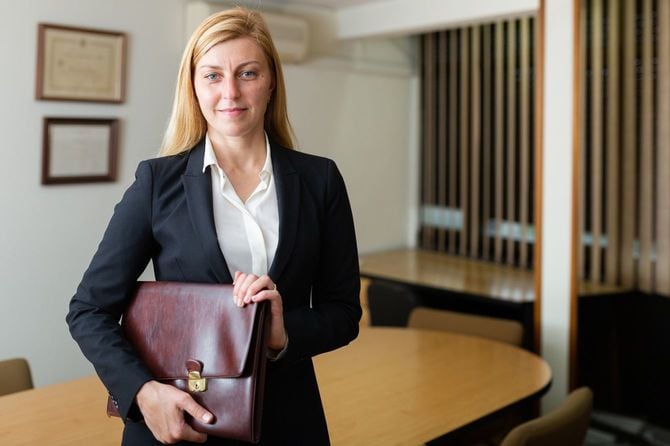 文書用ブリーフケースを持つビジネスウーマン