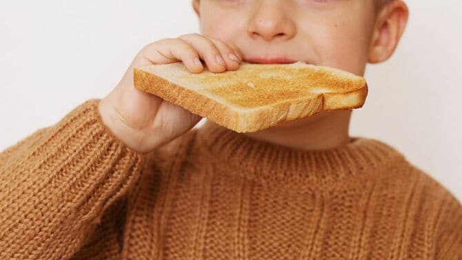 トーストした食パンを食べる男の子