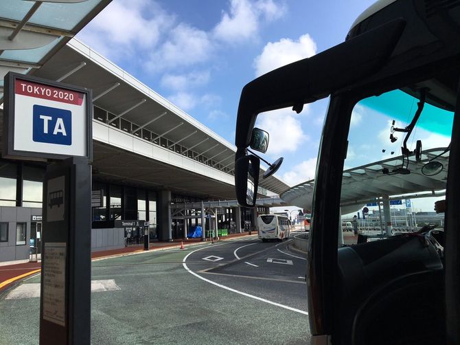 炎天下、屋根のない場所での車両誘導はきつかったことだろう（成田空港にて）