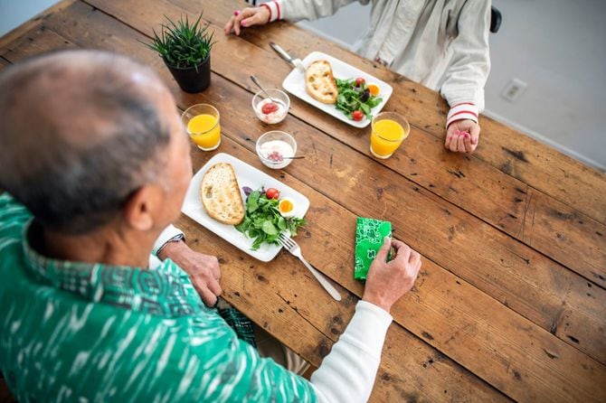 朝食を食べる老夫婦