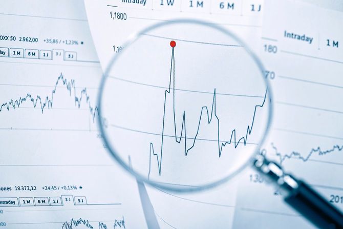 株価のあるチャートに焦点を当てている拡大鏡