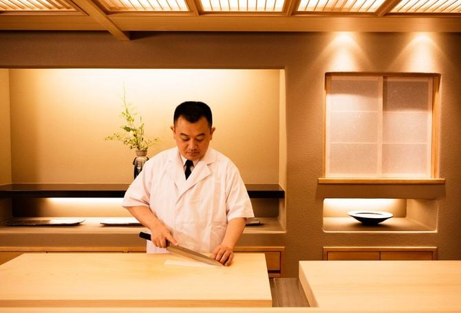 銀座小十料理長の奥田透さん。