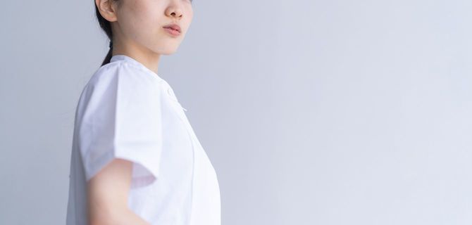 白い看護服を着た女性