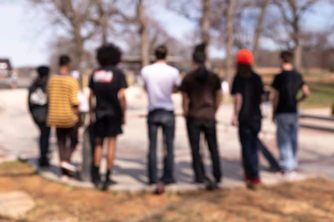 スケートボーダーのグループ