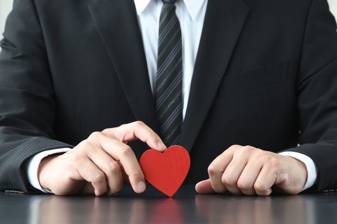 ビジネスマンとハートオブジェクト