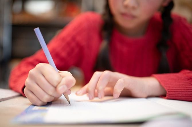 勉強している子供の手