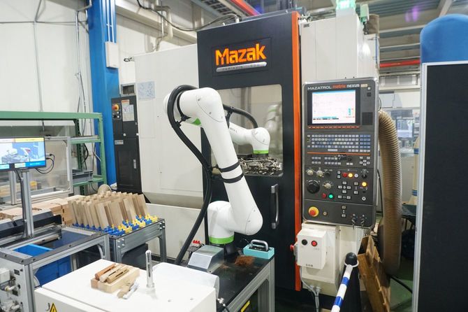 機械で柄の部分を加工する。専用機械、24時間稼働のためのロボットも新たに導入した