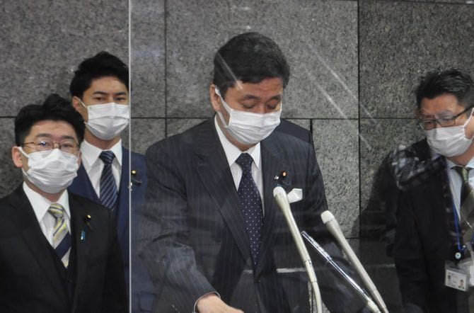 北朝鮮による弾道ミサイル発射を受け、記者会見する岸信夫防衛相(中央)=2022年1月17日午前、東京都新宿区の防衛省