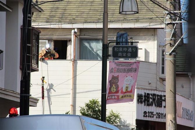 住宅明け渡しの強制執行手続き中に刺された執行官ら2人が訪れたとみられる集合住宅の一室＝2026年1月15日午前、東京都杉並区