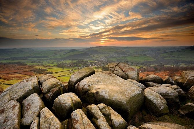 荒涼とした岩と大地のイメージ